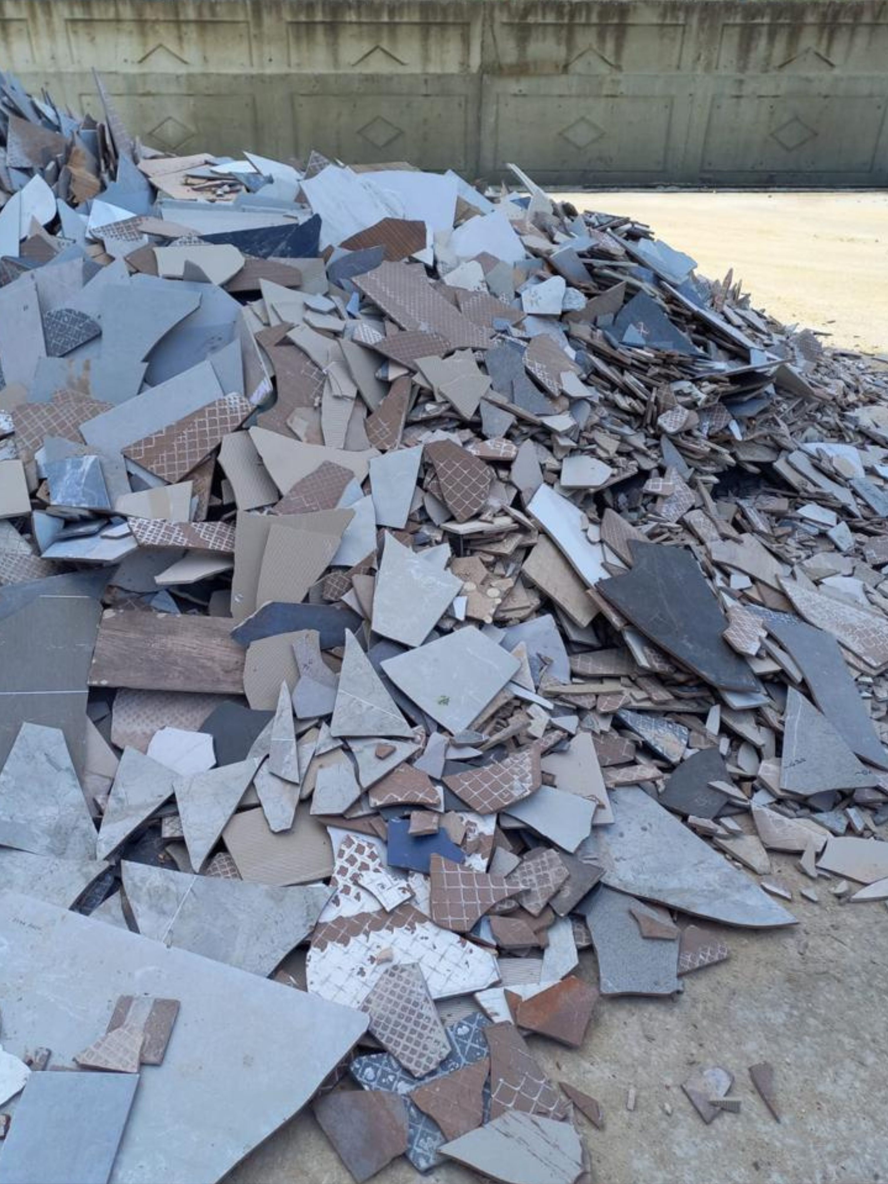 Atık seramik yer karosu ikincil hammadde